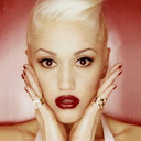Gwen Stefani con manos en la Cara